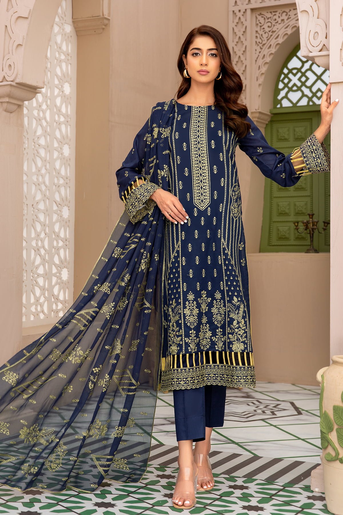 Buy Women Unstitched Clothes Online and Lawn Suits 2023